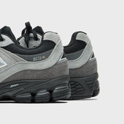 New Balance 2002R - Black / Silver Metallic